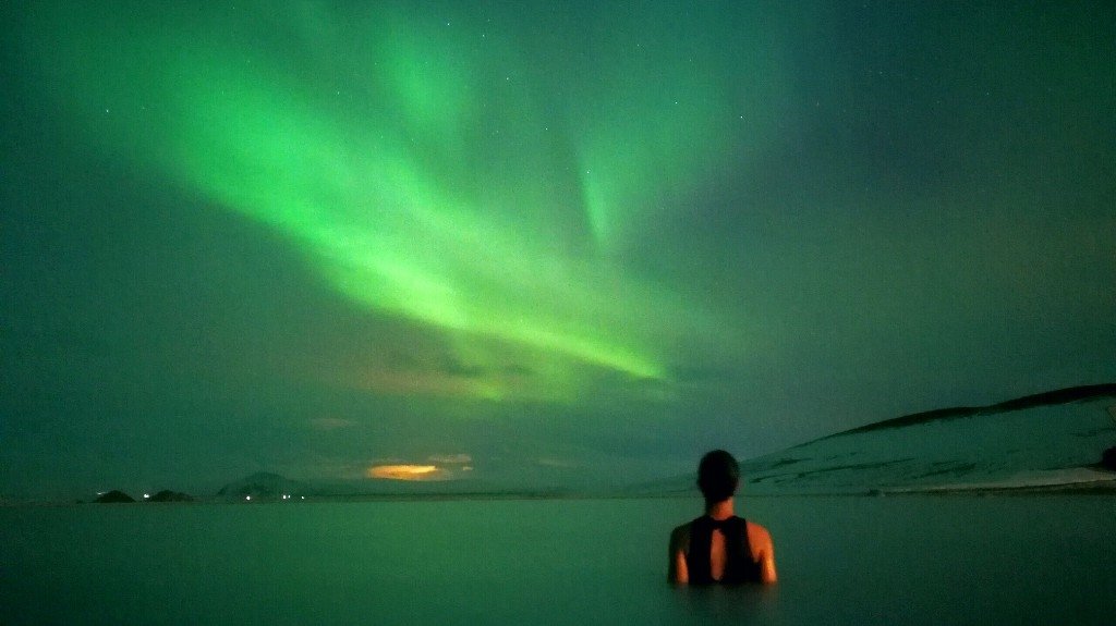 aurora ai bagni termali di Myvatn in Islanda